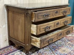 Commode d'époque Louis XV XVIIIème en noyer, plateau peint en gris patiné