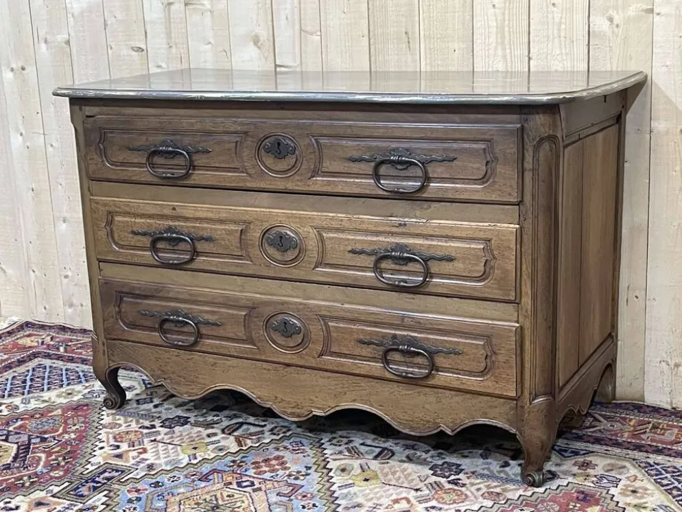 Commode d'époque Louis XV XVIIIème en noyer, plateau peint en gris patiné