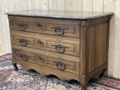 Commode d'époque Louis XV XVIIIème en noyer, plateau peint en gris patiné