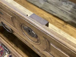 Commode d'époque Louis XV XVIIIème en noyer, plateau peint en gris patiné