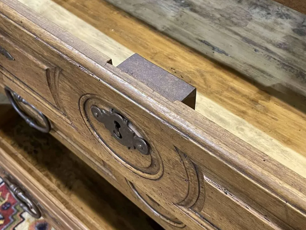 Commode d'époque Louis XV XVIIIème en noyer, plateau peint en gris patiné