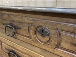 Commode d'époque Louis XV XVIIIème en noyer, plateau peint en gris patiné