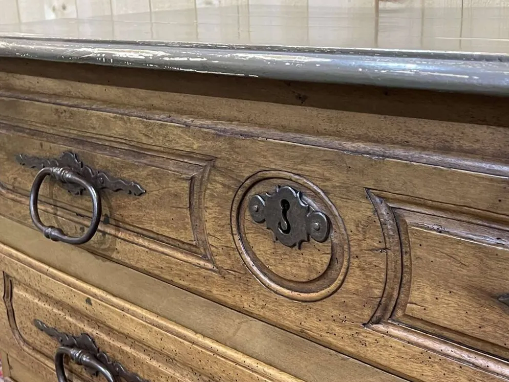 Commode d'époque Louis XV XVIIIème en noyer, plateau peint en gris patiné