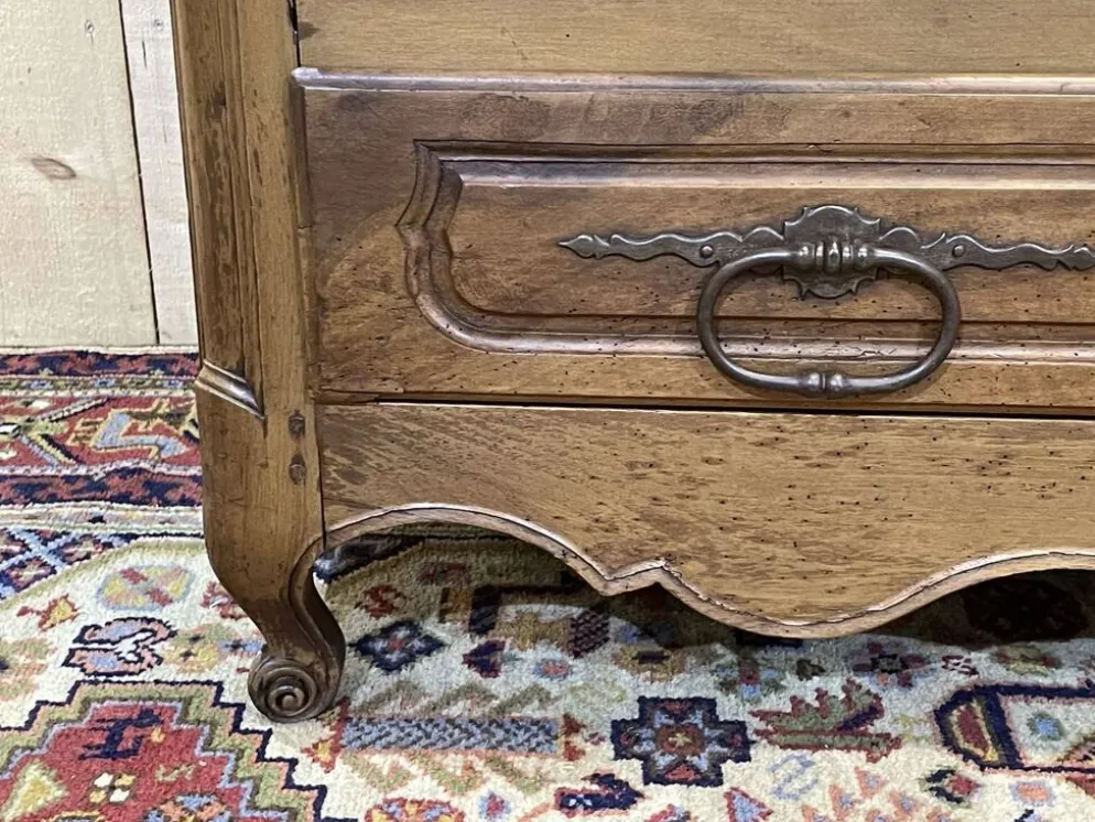 Commode d'époque Louis XV XVIIIème en noyer, plateau peint en gris patiné