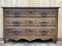 Commode d'époque Louis XV XVIIIème en noyer, plateau peint en gris patiné