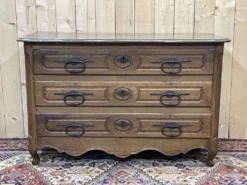Commode d'époque Louis XV XVIIIème en noyer, plateau peint en gris patiné