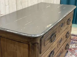 Commode d'époque Louis XV XVIIIème en noyer, plateau peint en gris patiné