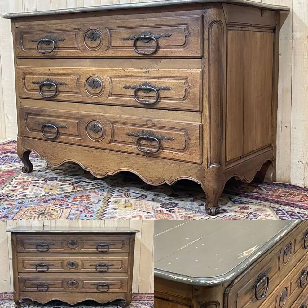 Commode d'époque Louis XV XVIIIème en noyer, plateau peint en gris patiné
