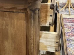 Commode d'époque Louis XV XVIIIème en noyer, plateau peint en gris patiné
