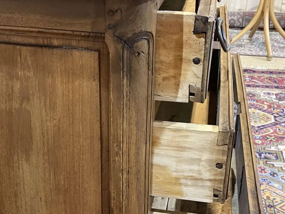 Commode d'époque Louis XV XVIIIème en noyer, plateau peint en gris patiné