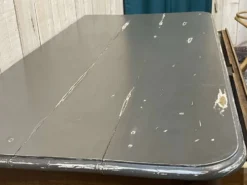 Commode d'époque Louis XV XVIIIème en noyer, plateau peint en gris patiné