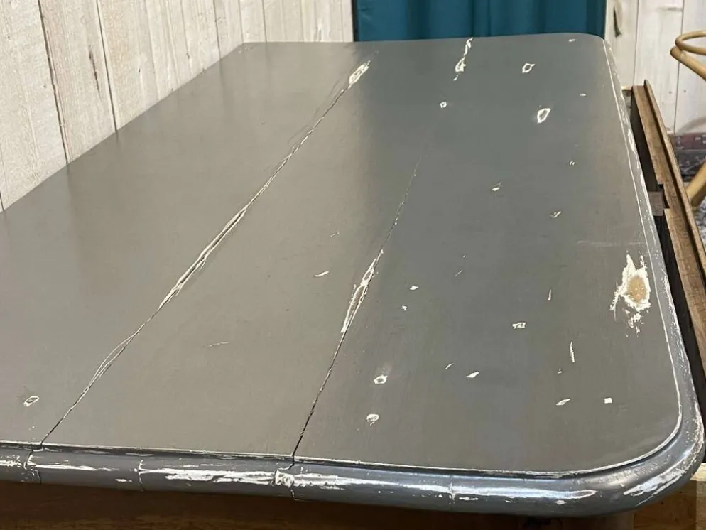 Commode d'époque Louis XV XVIIIème en noyer, plateau peint en gris patiné
