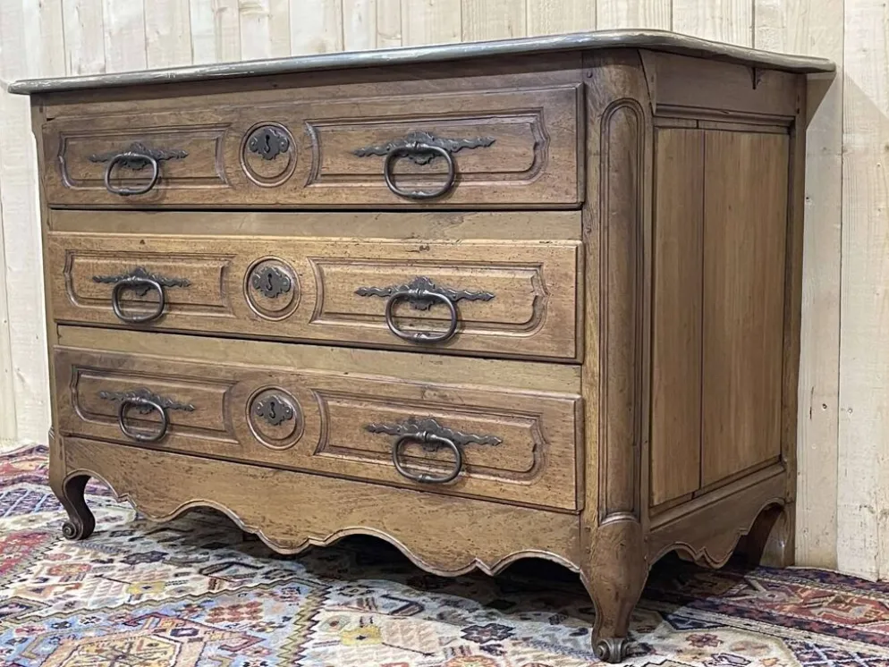 Commode d'époque Louis XV XVIIIème en noyer, plateau peint en gris patiné