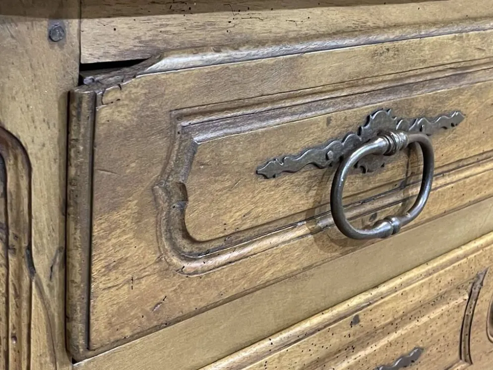 Commode d'époque Louis XV XVIIIème en noyer, plateau peint en gris patiné