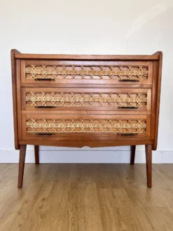 Commode en bois et rotin