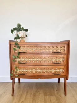 Commode en bois et rotin