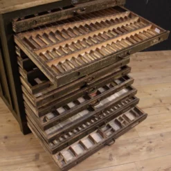 Commode en bois laqué de l'atelier de gravure sur bois du 20e siècle