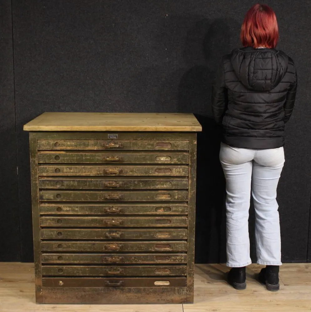 Commode en bois laqué de l'atelier de gravure sur bois du 20e siècle