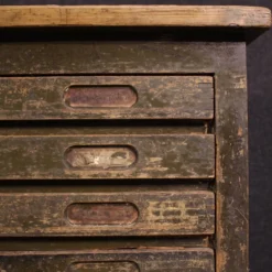 Commode en bois laqué de l'atelier de gravure sur bois du 20e siècle