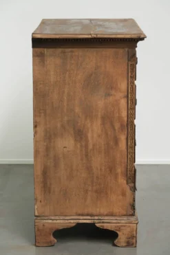 Commode en chêne anglais richement sculptée du XVIIIe siècle