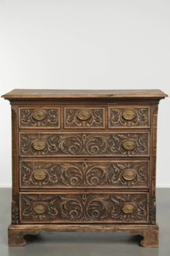 Commode en chêne anglais richement sculptée du XVIIIe siècle