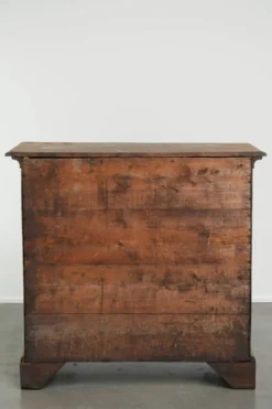 Commode en chêne anglais richement sculptée du XVIIIe siècle