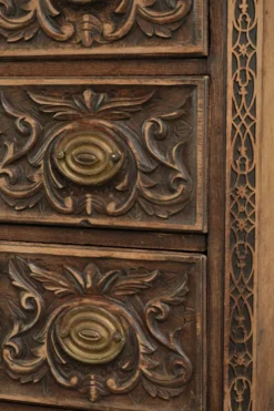 Commode en chêne anglais richement sculptée du XVIIIe siècle