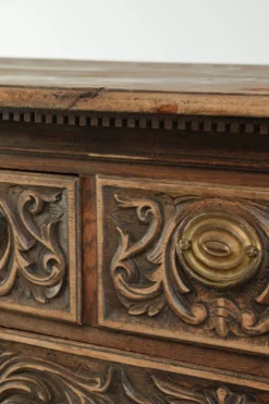 Commode en chêne anglais richement sculptée du XVIIIe siècle