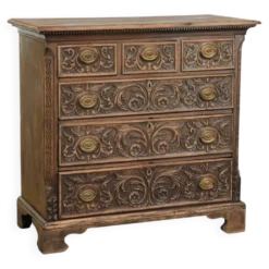 Commode en chêne anglais richement sculptée du XVIIIe siècle