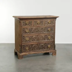 Commode en chêne anglais richement sculptée du XVIIIe siècle