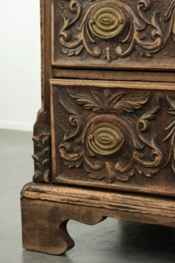 Commode en chêne anglais richement sculptée du XVIIIe siècle