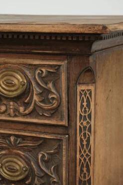 Commode en chêne anglais richement sculptée du XVIIIe siècle
