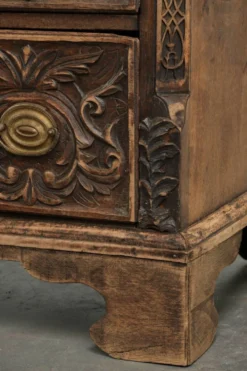 Commode en chêne anglais richement sculptée du XVIIIe siècle