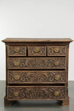 Commode en chêne anglais richement sculptée du XVIIIe siècle