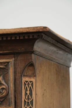 Commode en chêne anglais richement sculptée du XVIIIe siècle