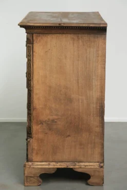 Commode en chêne anglais richement sculptée du XVIIIe siècle