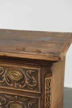 Commode en chêne anglais richement sculptée du XVIIIe siècle