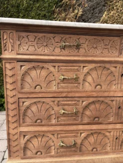 Commode en chêne massif avec plateau en marbre et miroir d’origine