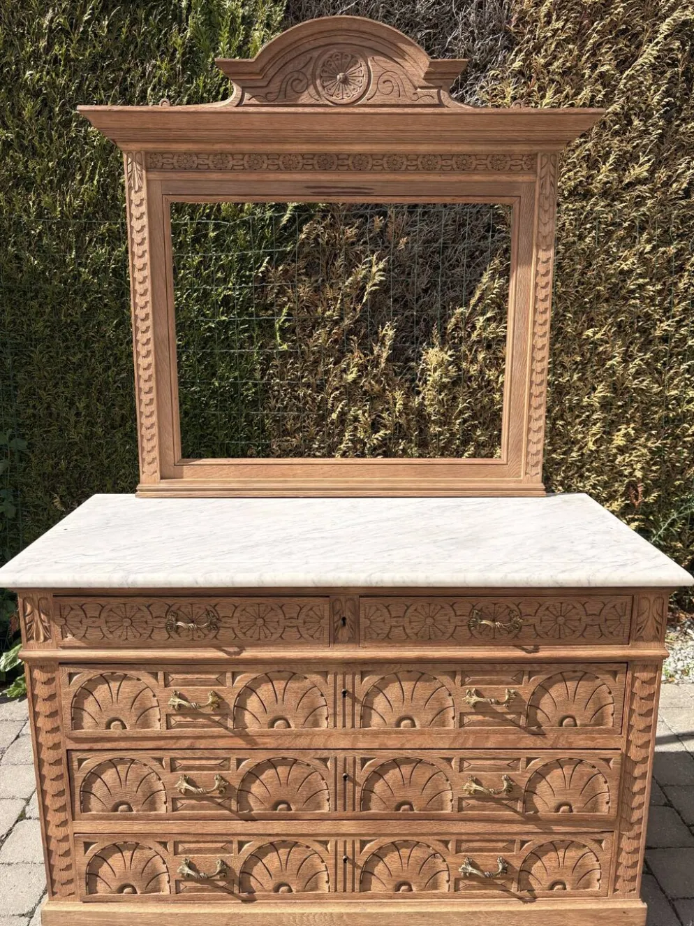 Commode en chêne massif avec plateau en marbre et miroir d’origine