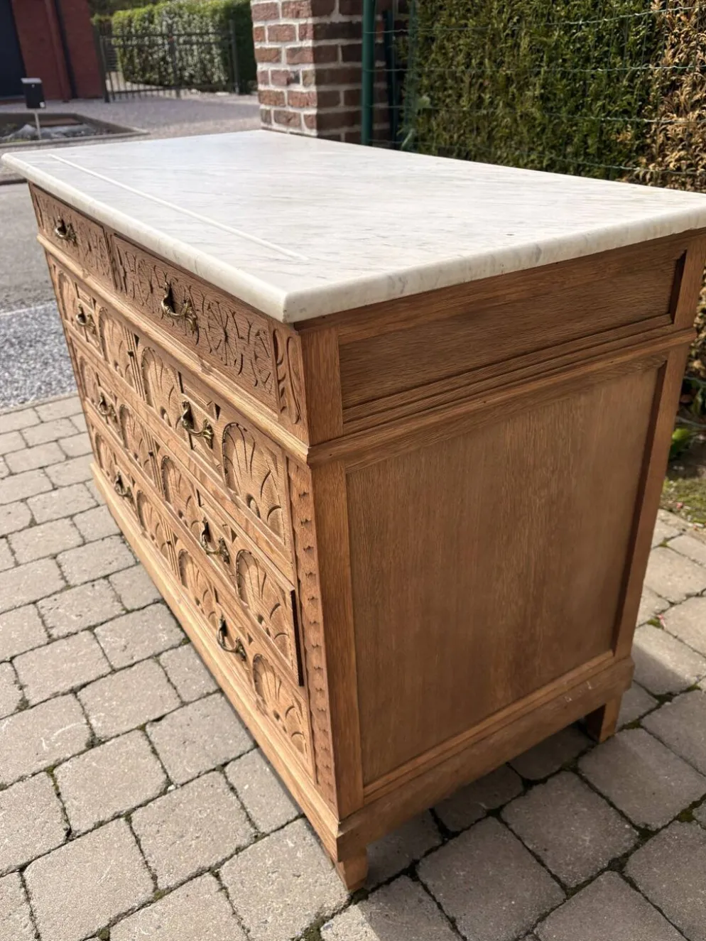 Commode en chêne massif avec plateau en marbre et miroir d’origine