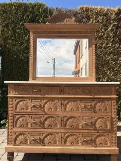 Commode en chêne massif avec plateau en marbre et miroir d’origine
