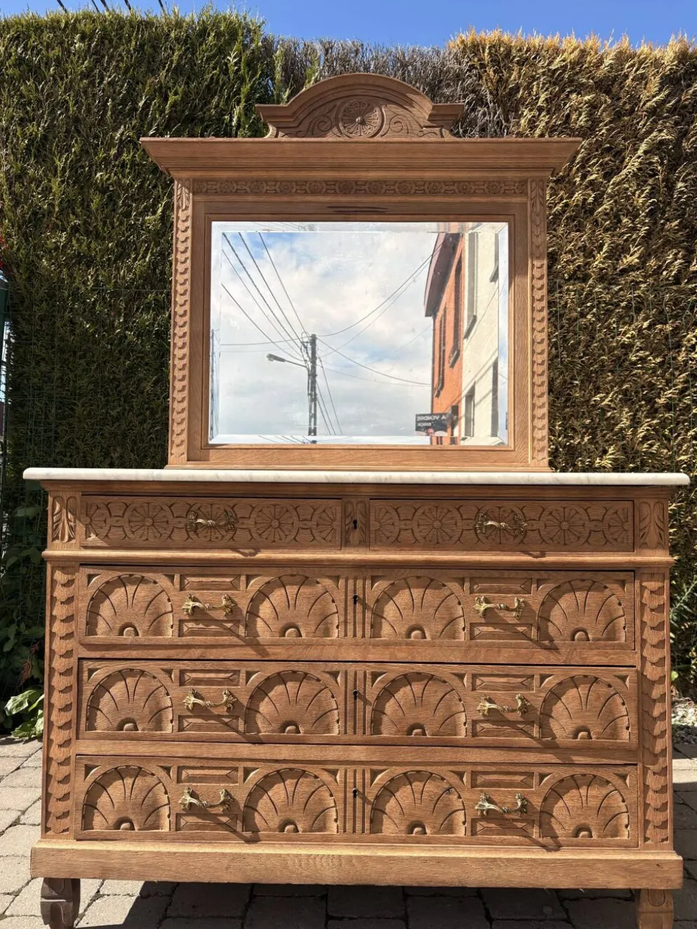 Commode en chêne massif avec plateau en marbre et miroir d’origine