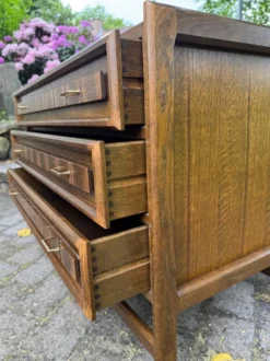 Commode en chêne teinté, style Henry Kjaernulf, 1960-70, design danois