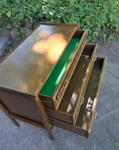 Commode en chêne teinté, style Henry Kjaernulf, 1960-70, design danois
