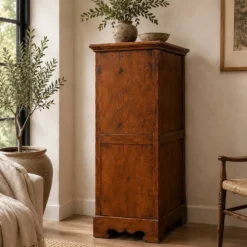Commode en châtaignier italien haute avec quincaillerie en laiton, années 1980-1990