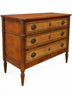 Commode en Noyer clair de style Louis XVI motifs cannelé trois tiroirs