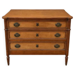 Commode en Noyer clair de style Louis XVI motifs cannelé trois tiroirs