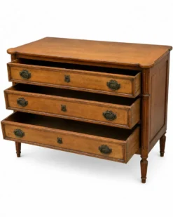 Commode en Noyer clair de style Louis XVI motifs cannelé trois tiroirs