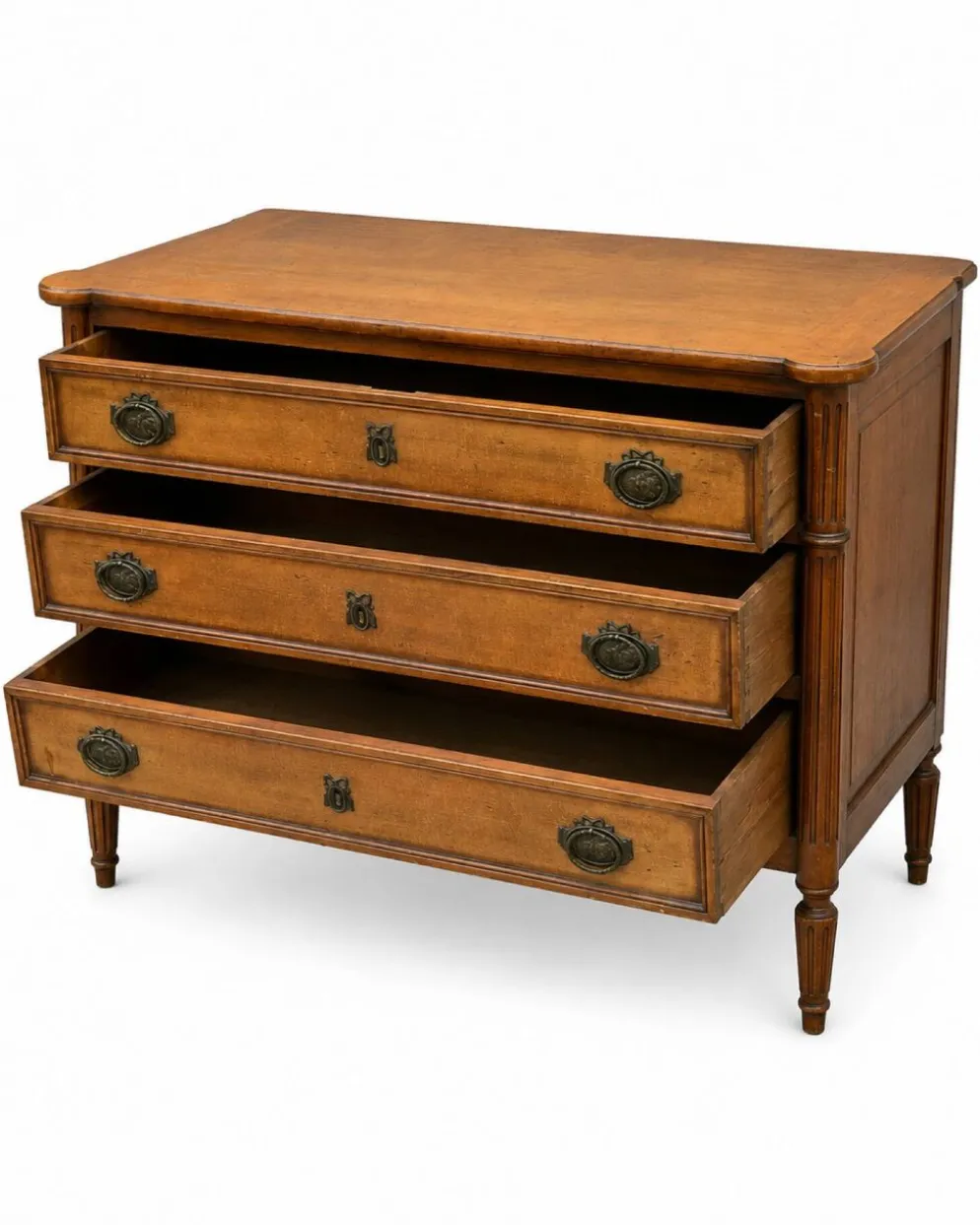 Commode en Noyer clair de style Louis XVI motifs cannelé trois tiroirs