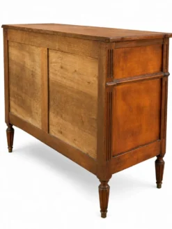 Commode en Noyer clair de style Louis XVI motifs cannelé trois tiroirs